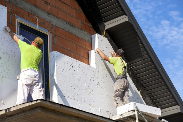 Droit de surplomb pour travaux d’isolation thermique : des précisions apportées par décret