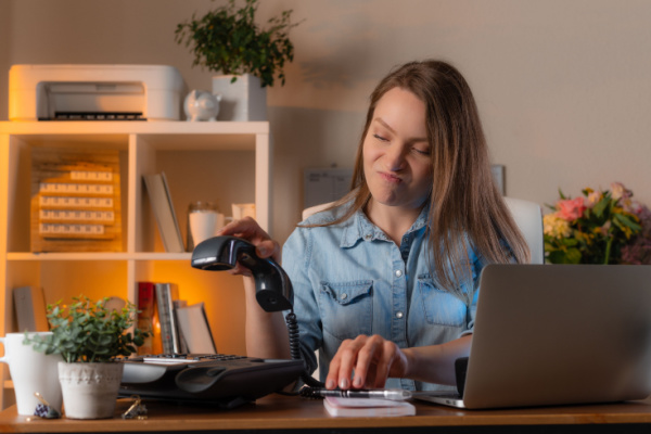 De quel délai dispose un opérateur de téléphonie pour demander le paiement d'une indemnité de résiliation ?