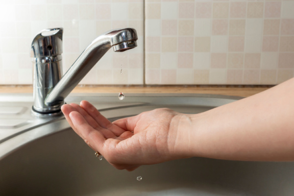 C’est l’histoire d’un couple contraint de vivre d’amour sans eau fraîche…